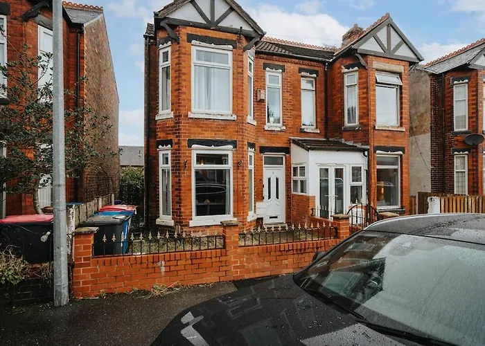 Ideal Long Stay Retreat - Free Parking - Pool Table