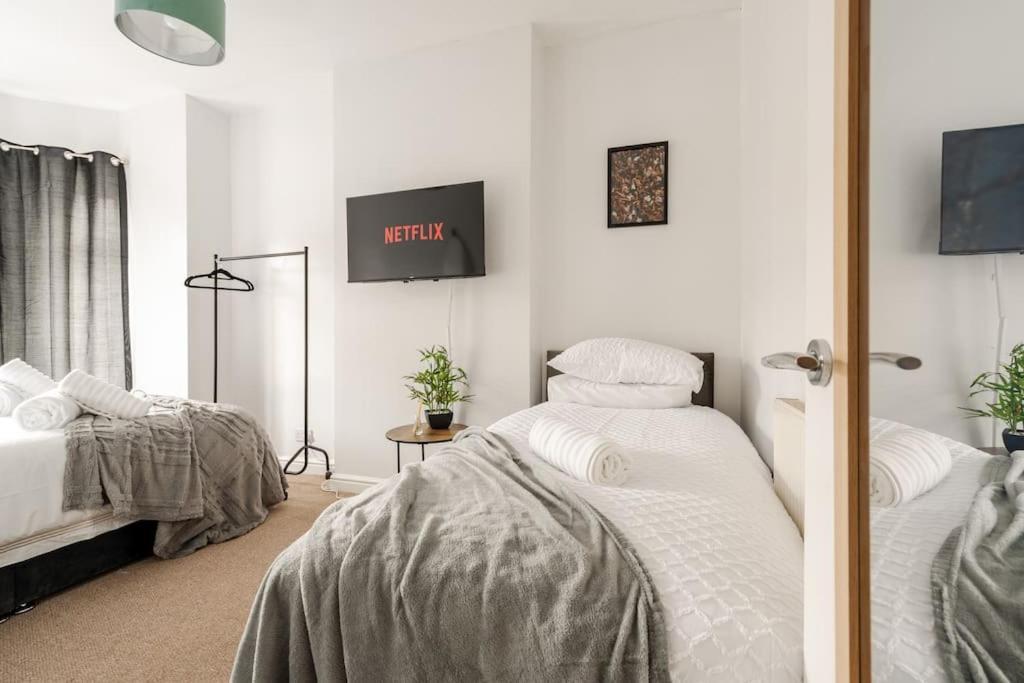 Ideal Long Retreat - Free Parking - Pool Table Apartamento