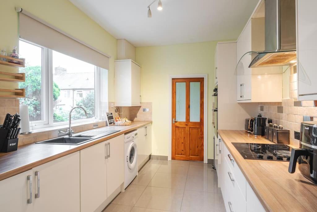 Ideal Long Retreat - Free Parking - Pool Table * Manchester