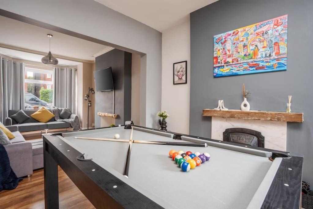 Ideal Long Retreat - Free Parking - Pool Table Apartamento