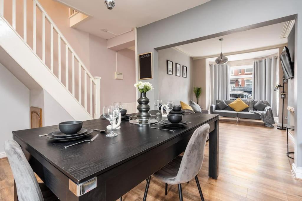 Ideal Long Retreat - Free Parking - Pool Table Apartamento *