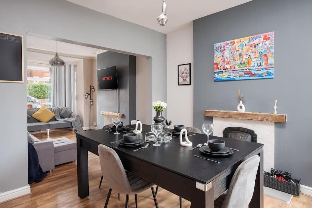 Ideal Long Retreat - Free Parking - Pool Table Apartment Manchester