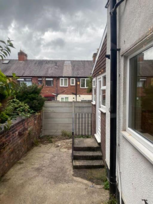 Ideal Long Retreat - Free Parking - Pool Table Apartment